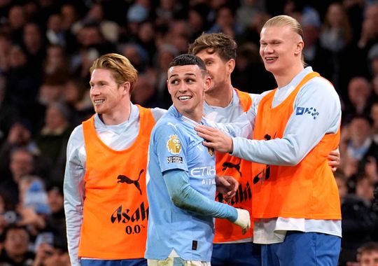 Manchester City goleia, Phil Foden brilha