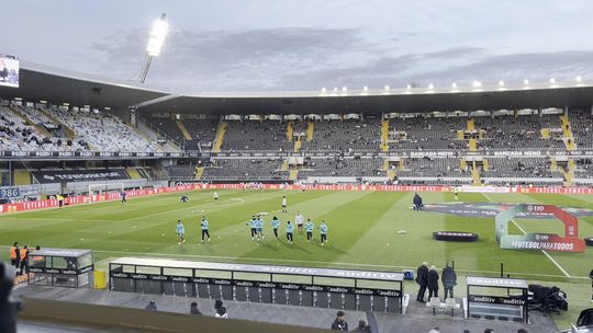 Jogadores do FC Porto já aquecem no D. Afonso Henriques