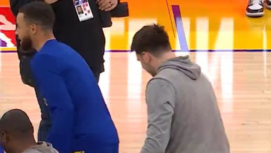 Vídeo: Curry e Doncic em duelo de tiros do meio-campo no aquecimento