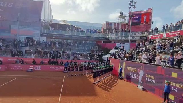 Família de João Sousa e treinador entram em campo para homenagear o tenista
