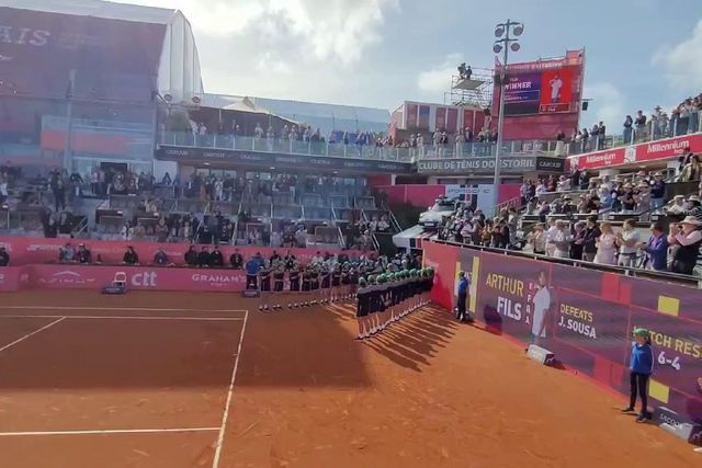 Família de João Sousa e treinador entram em campo para homenagear o tenista