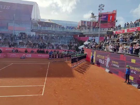 Família de João Sousa e treinador entram em campo para homenagear o tenista