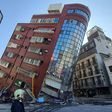 Vídeos: Sismo de 7.4 derruba edifícios em Taiwan e gera alerta de tsunami no Japão