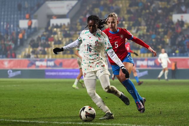 Diana Silva, avançada de Portugal, tem a bola controlada perante a pressão da checa Gabriela Slajsova