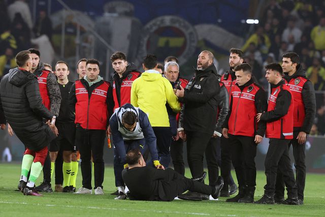 Mourinho agarrou o nariz de Okan Buruk e este caiu no relvado (IMAGO)