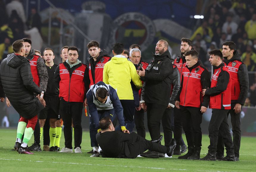 Mourinho agarrou o nariz de Okan Buruk e este caiu no relvado (IMAGO)