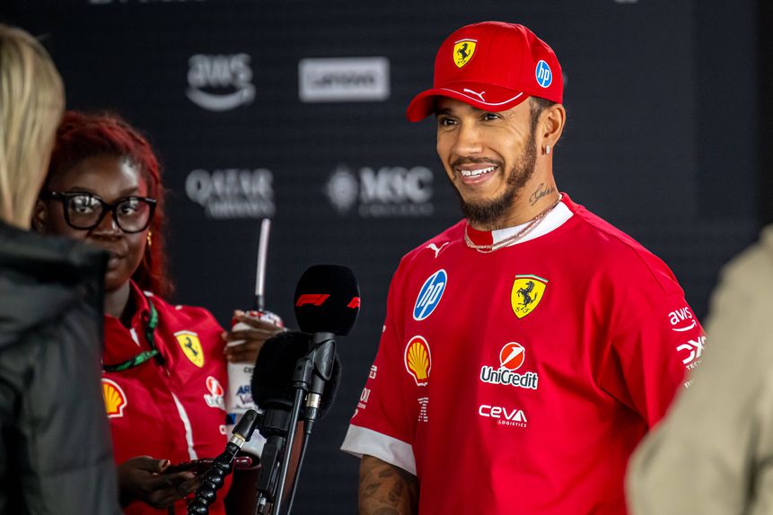 Lewis Hamilton fala com os jornalistas em Suzuka, já durante os preparativos para o Grande Prémio do Japão