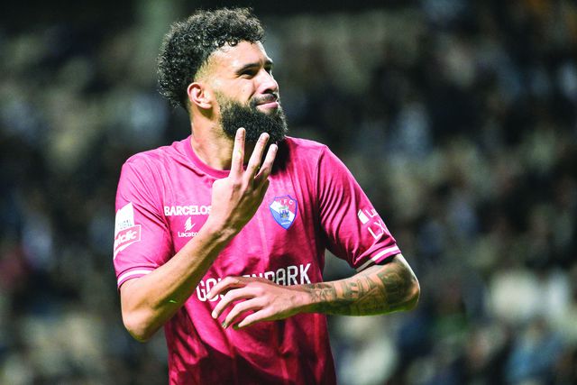 Pablo exibe a mão direita com três dedos (tantos quantos os golos que marcou ao Boavista) em riste