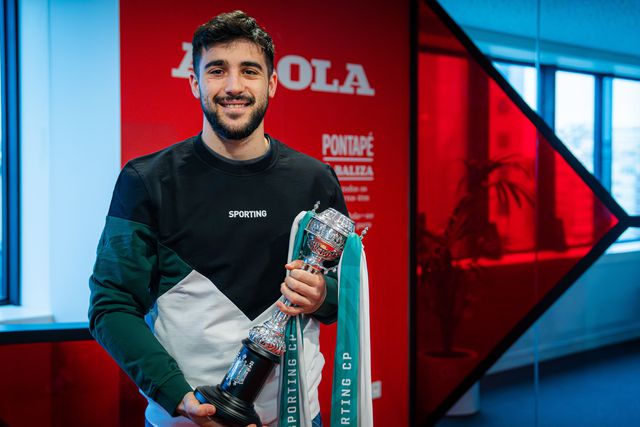 Bernardo Paçó esteve na redação de A BOLA e fez questão de levar a última conquista: a Taça de Portugal