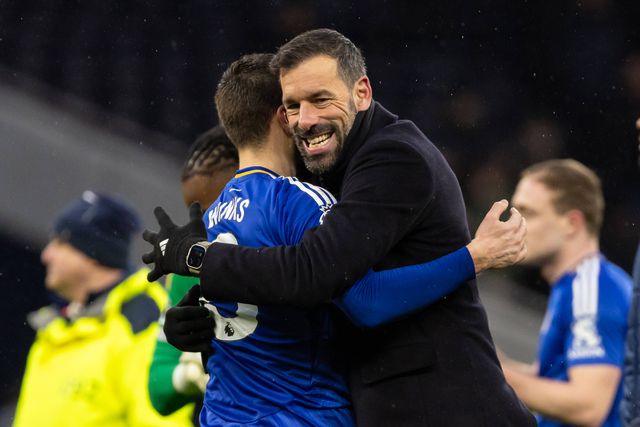 Van Nistelrooy afastou jogador... por morar longe do centro de treinos