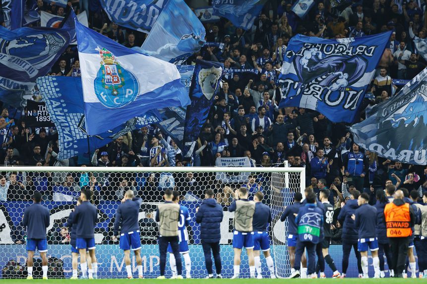 Jogadores e 'staff' do FC Porto agradecem ao público presente no Estádio do Dragão o apoio dado à equipa azul e branca em mais um jogo da Liga Portugal Betclic