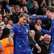 Enzo Fernández a celebrar o golo do Chelsea ao Tottenham com Palmer, o assistente