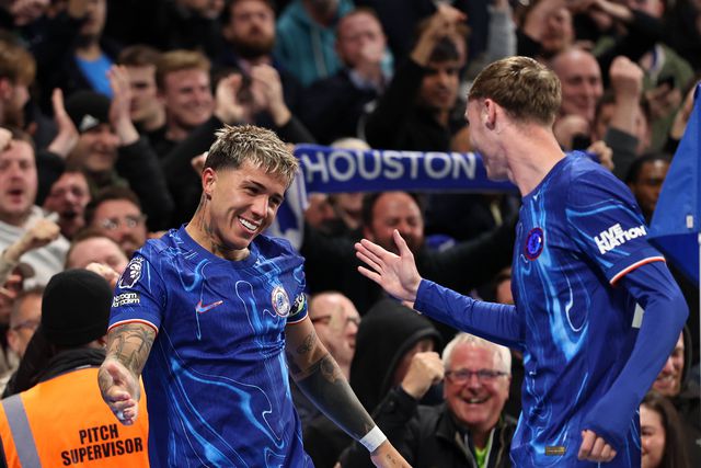 Enzo Fernández a celebrar o golo do Chelsea ao Tottenham com Palmer, o assistente