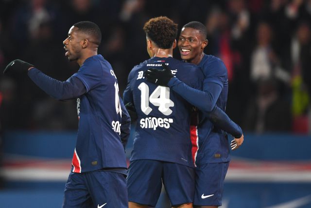 Nuno Mendes, à direita, a celebrar com os companheiros do PSG (IMAGO)