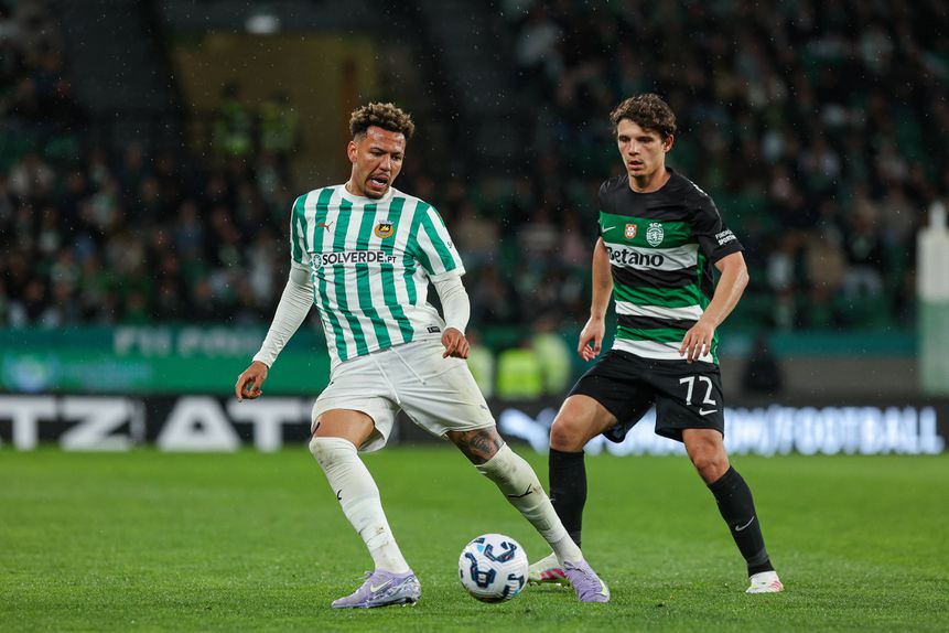 Clayton em duelo com Eduardo Quaresma em Alvalade