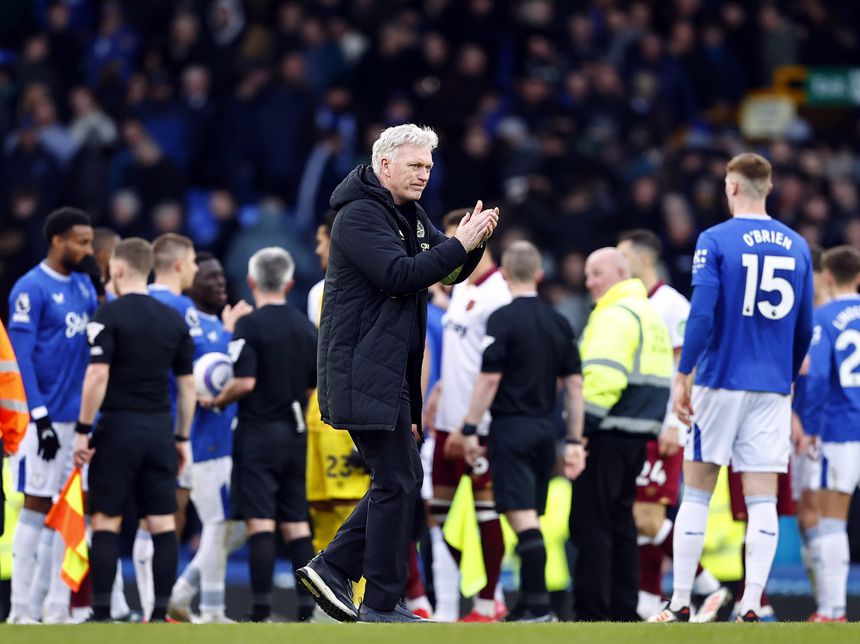 David Moyes, treinador do Everton, aplaude no final de um jogo