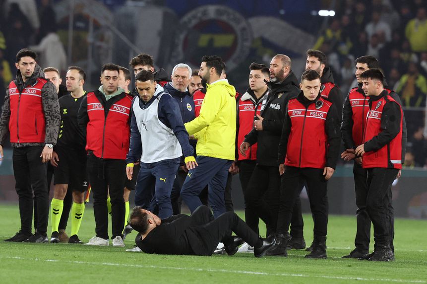 Mourinho agarrou o nariz de Buruk, que se atirou para o chão, no final do Fenerbahçe-Galatasaray
