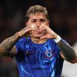Enzo Fernandez a celebrar mais um golo pelo Chelsea em Stamford Bridge