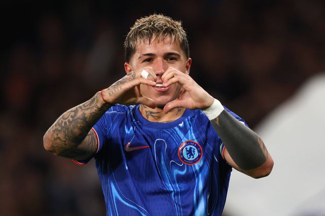 Enzo Fernandez a celebrar mais um golo pelo Chelsea em Stamford Bridge