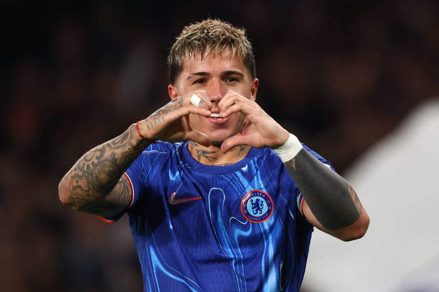 Enzo Fernandez a celebrar mais um golo pelo Chelsea em Stamford Bridge