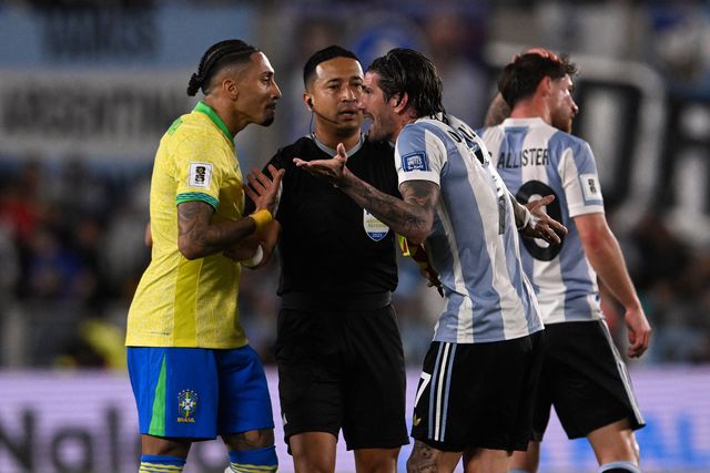 Raphinha e De Paul no duelo entre Brasil e Argentina, que a albiceleste venceu por 4-1, no final do mês passado (IMAGO)