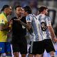 Raphinha e De Paul no duelo entre Brasil e Argentina, que a albiceleste venceu por 4-1, no final do mês passado (IMAGO)
