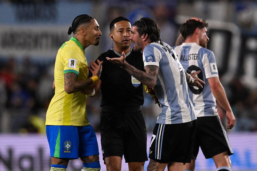 Raphinha e De Paul no duelo entre Brasil e Argentina, que a albiceleste venceu por 4-1, no final do mês passado (IMAGO)