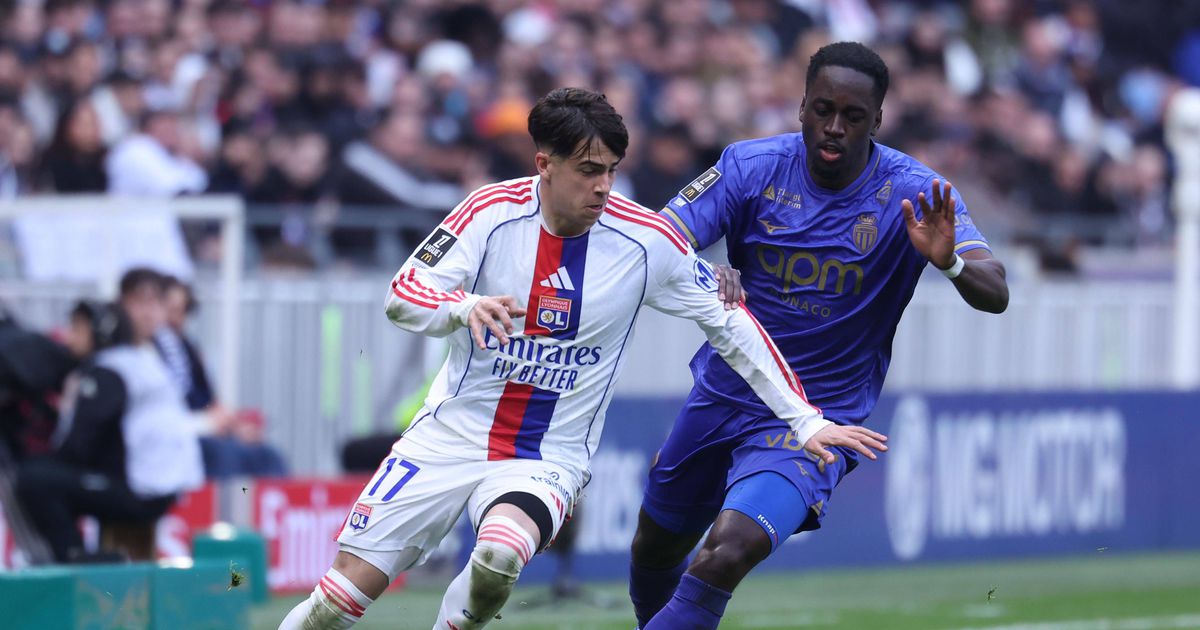 «Caí no relvado e atiraram-me um copo. Veio o segurança e foi uma confusão...»