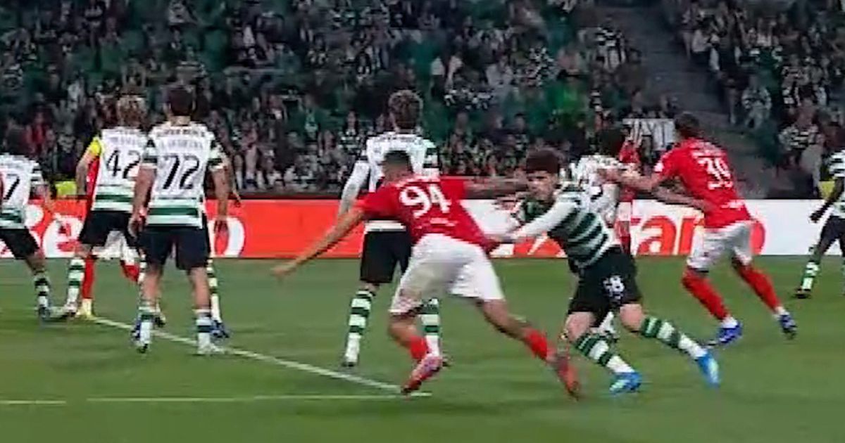 FC Porto junta-se ao Benfica e mostra lance polémico na área do Sporting