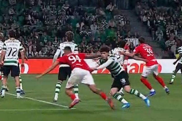 O lance entre Flávio Gonçalves e Henrique Silva