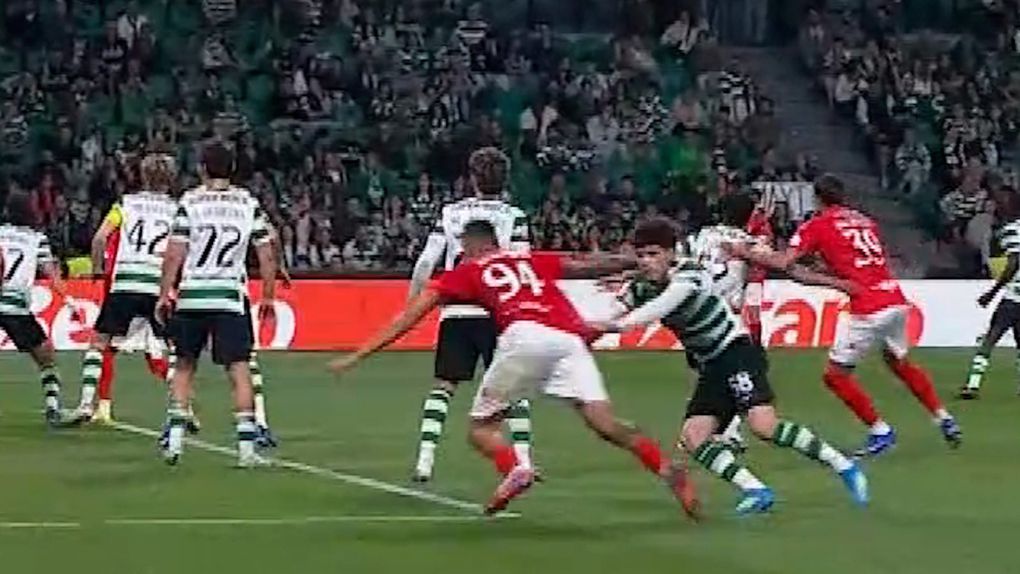 O lance entre Flávio Gonçalves e Henrique Silva