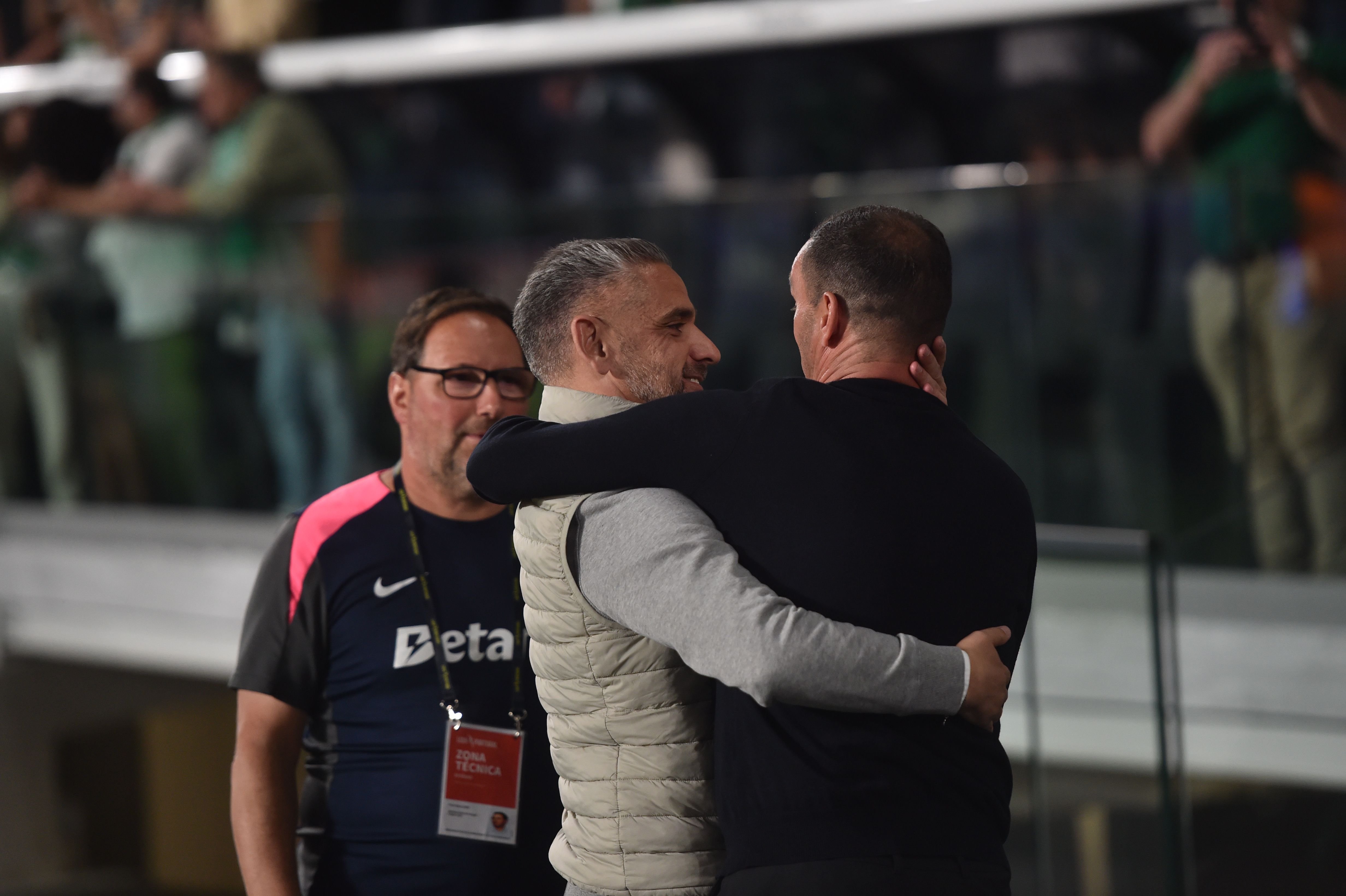 O abraço entre treinadores - Foto: Miguel Nunes