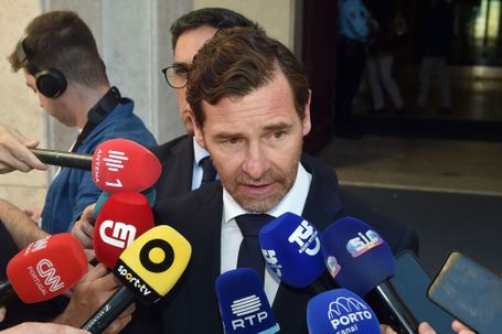André Villas-Boas, ao bom estilo da ironia de Pinto da Costa, sugeriu que os dragões iriam preparar um spa para receber o Sporting — Foto: MIGUEL NUNES