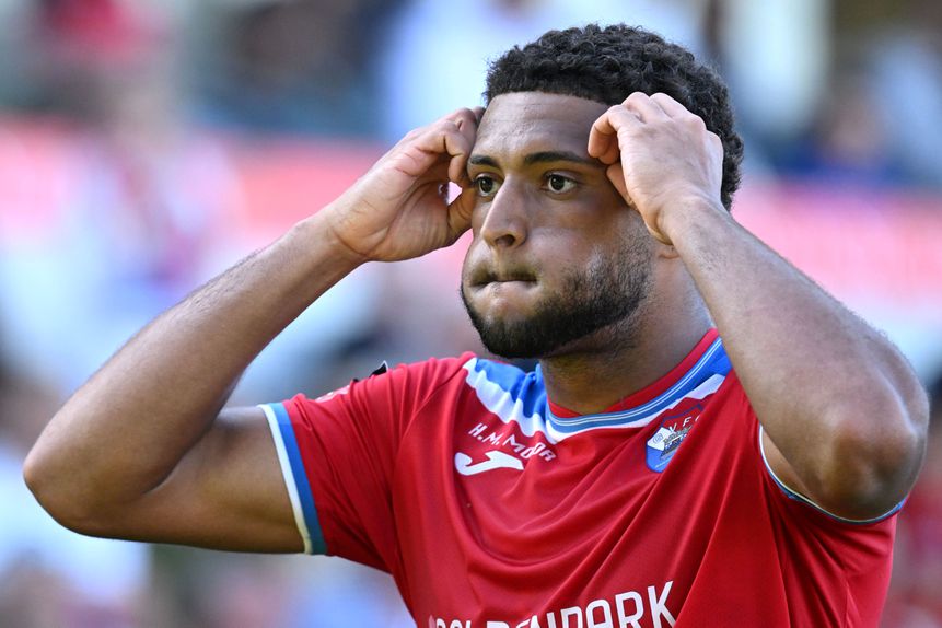 Gustavo Varela bisou. Ainda alguém se lembra de Pablo? - Foto: FERNANDO VELUDO / LUSA