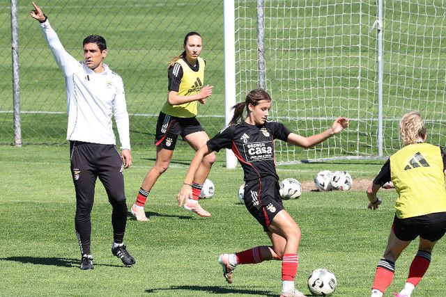 Ivan Baptista orienta treino das encarnadas - Foto: SL Benfica