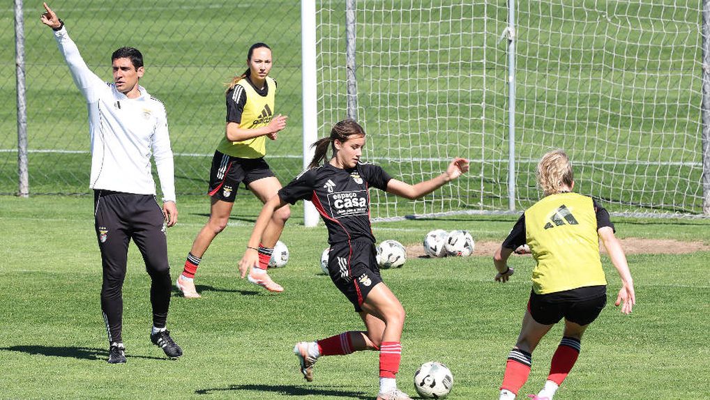 Ivan Baptista orienta treino das encarnadas - Foto: SL Benfica