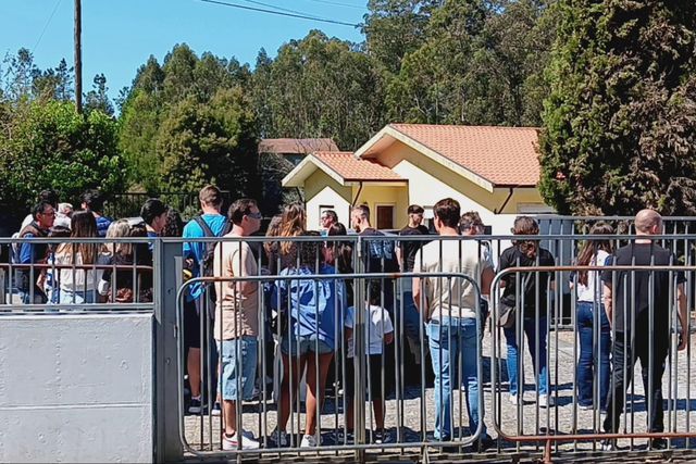 Adeptos do FC Porto juntaram-se às dezenas no exterior do CTFD Jorge Costa