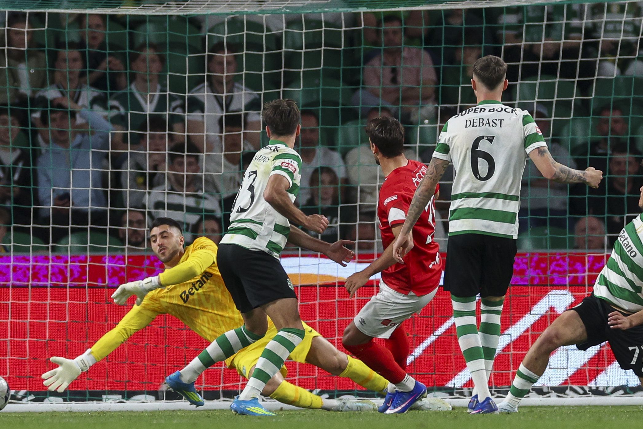 Gonçalo Paciência marcou dois golos mas apenas um contou (Foto TIago Petinga/LUSA)