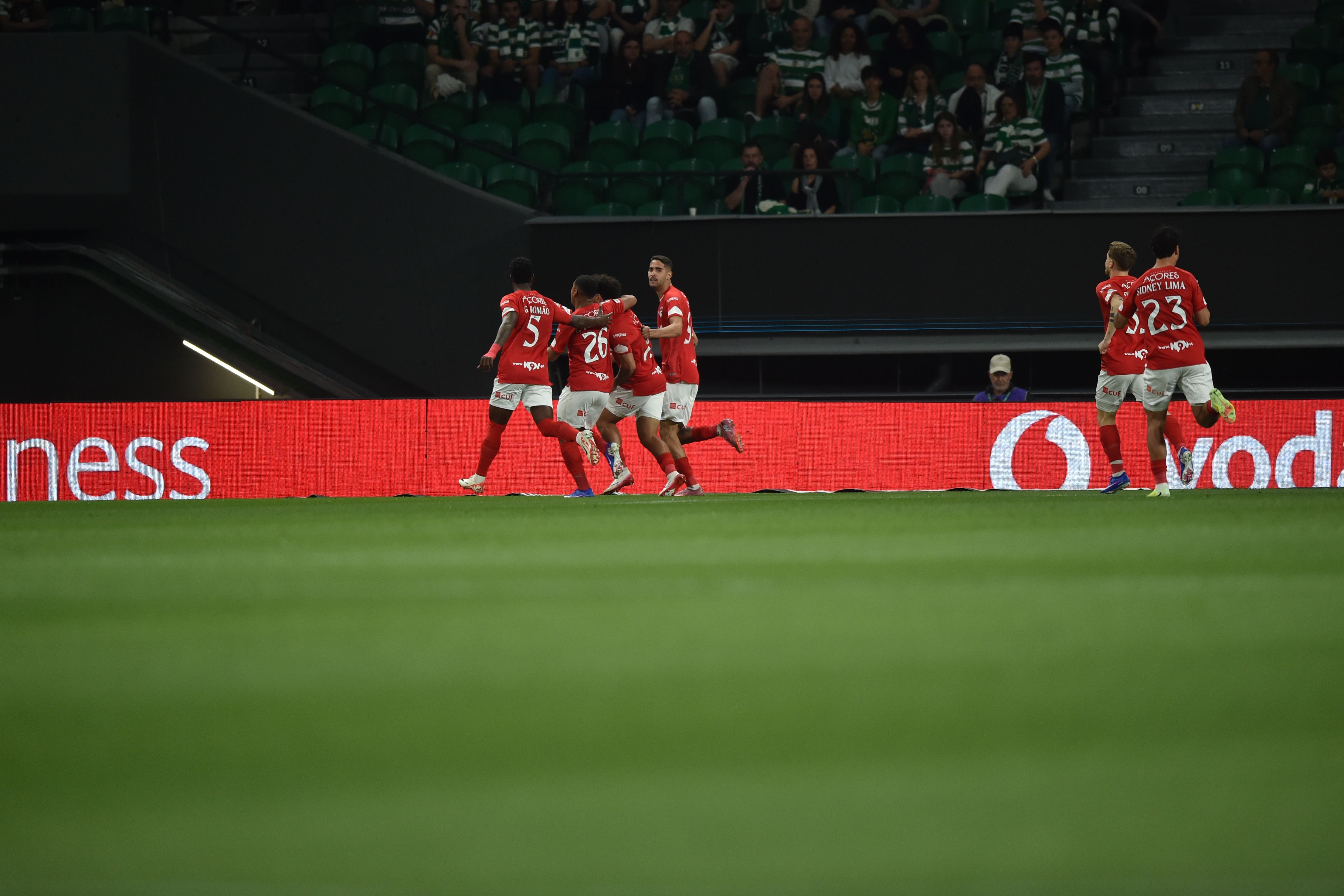 Jogadores do Santa Clara festejam o 0-1 - Foto: Miguel Nunes