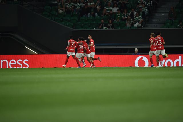 Jogadores do Santa Clara festejam o 0-1 - Foto: Miguel Nunes