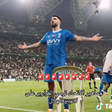 Vídeo: os reflexos de Mitrovic perante 'chuva' de objetos das bancadas