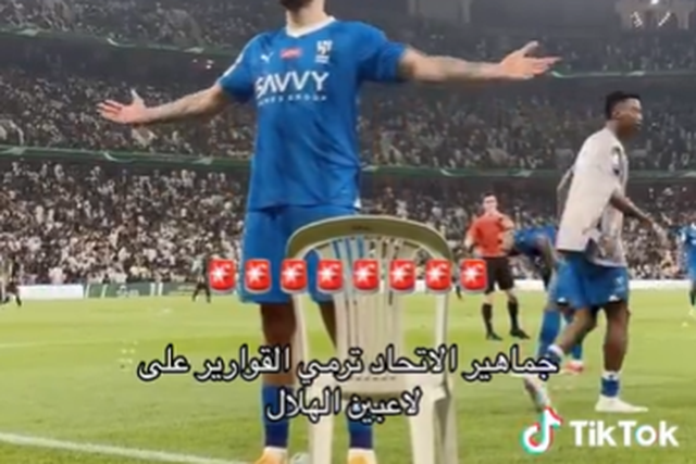 Vídeo: os reflexos de Mitrovic perante 'chuva' de objetos das bancadas