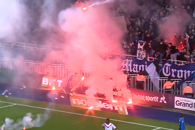 Caos em França: jogo abandonado após protestos contra Grupo City e tensão entre adeptos e jogadores (vídeos)