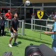 Carlos Sainz mostra dotes com a bola frente a Luis Suárez