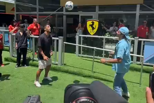 Carlos Sainz mostra dotes com a bola frente a Luis Suárez