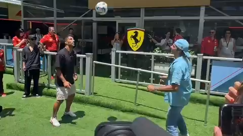 Carlos Sainz mostra dotes com a bola frente a Luis Suárez