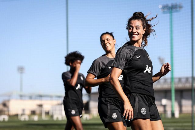 Colunista de A BOLA e internacional portuguesa em evento de futebol feminino