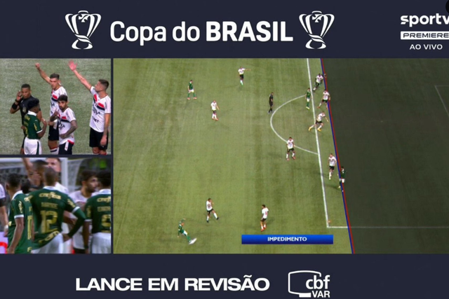 VAR polémico no jogo do Palmeiras: «Quer marcar no ombro ou no pé?»