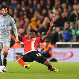 Premier League: Everton empata em Luton com três portugueses