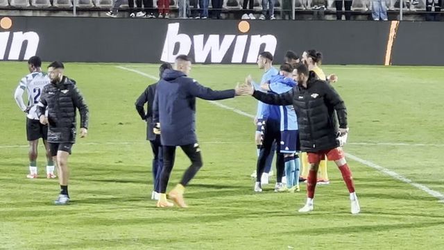 Capitão Samu consolado por colegas e adversários após a descida do Vizela